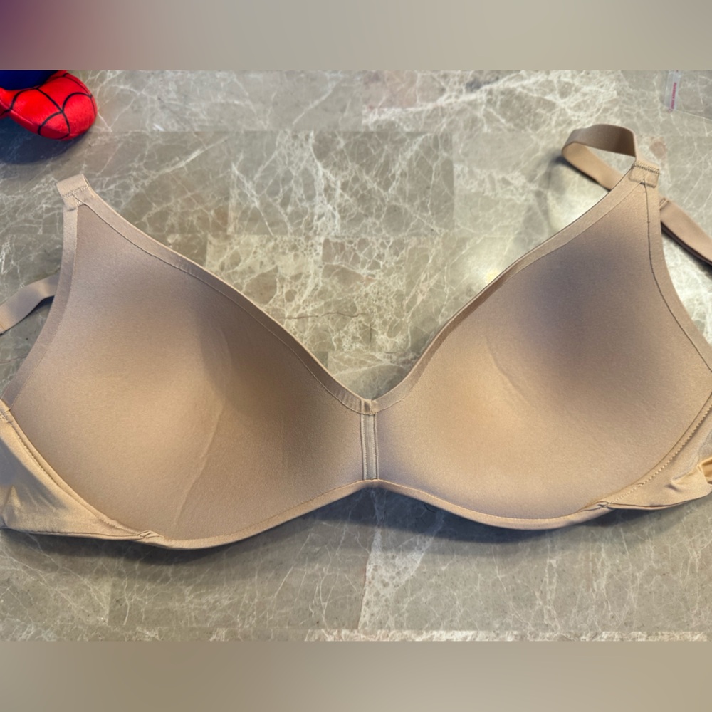 SKIMS WIRELESS FORM
PUSH-UP PLUNGE BRA 38C - Picture 6 of 8